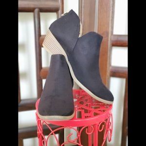 SODA Women's Mafic Almond Toe Faux Suede Mid Heel Ankle Boots Size 7